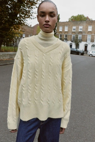 Мягкий вязаный джемпер с косами- Заказать в России