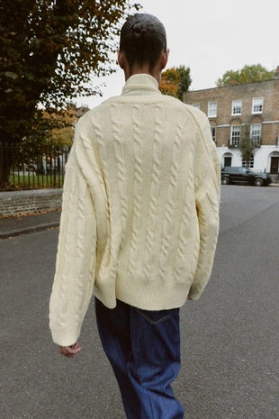 Мягкий вязаный джемпер с косами- Заказать в России