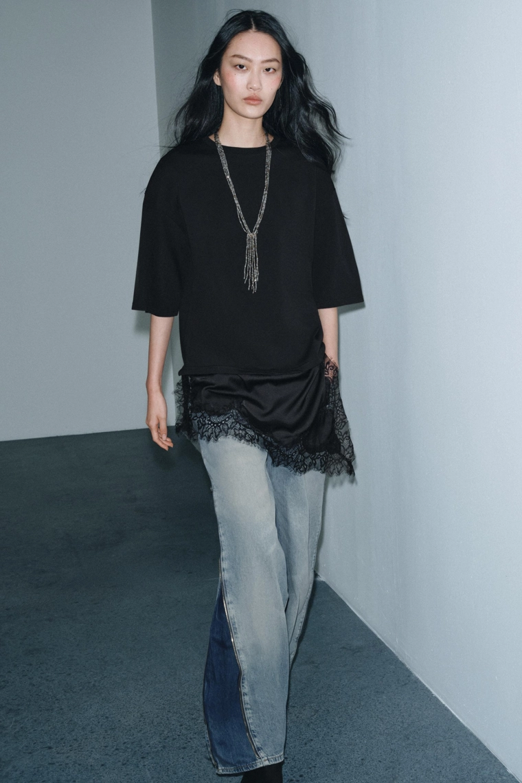 Футболка с кружевными вставками