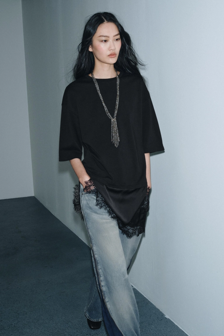 Футболка с кружевными вставками