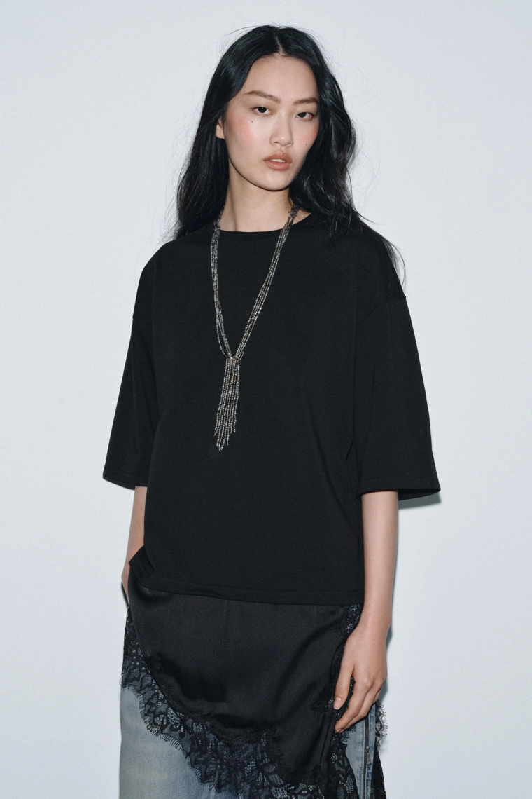 Футболка с кружевными вставками