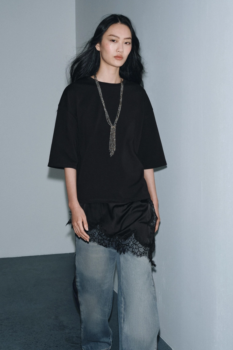 Футболка с кружевными вставками