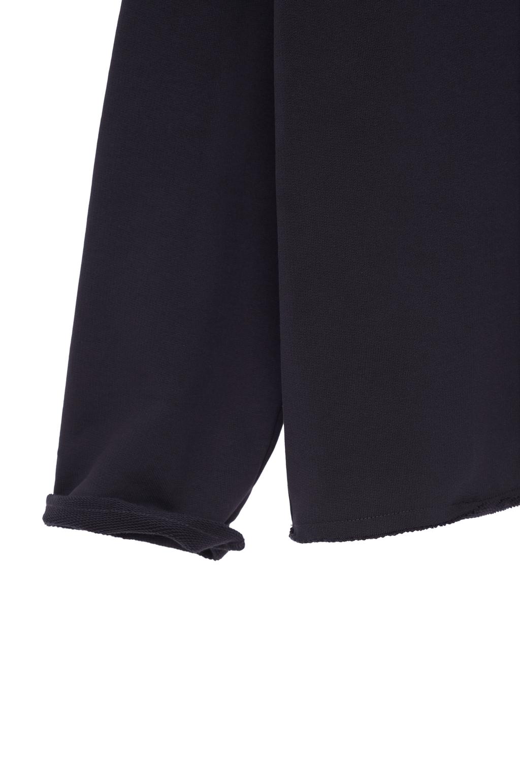 ТОЛСТОВКА С КРУГЛЫМ ВЫРЕЗОМ И НЕРОВНЫМИ КРАЯМИ