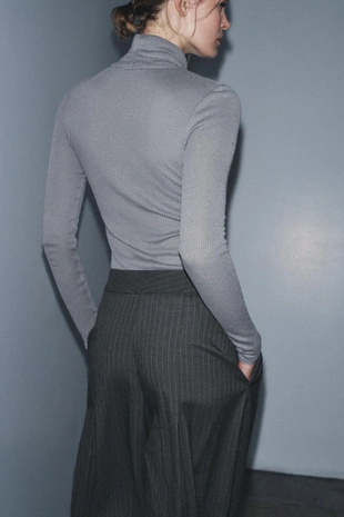 Топ в рубчик с воротником-стойкой- Заказать в России