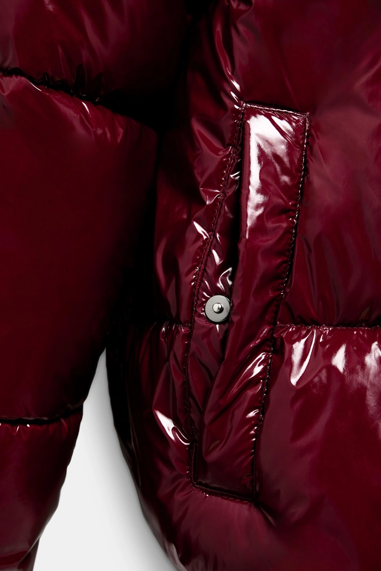 Пуховик с блестящим водоотталкивающим и ветрозащитным эффектом
