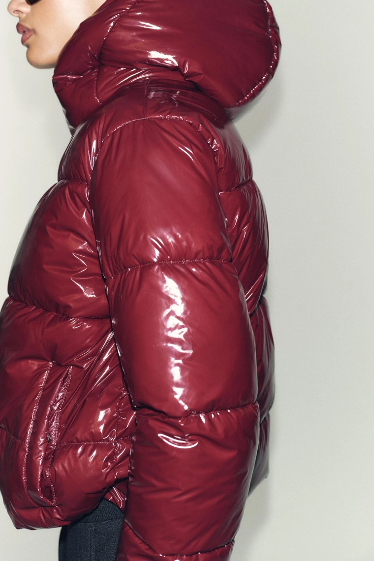 Пуховик с блестящим водоотталкивающим и ветрозащитным эффектом