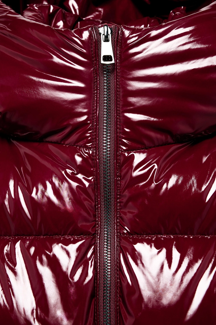 Пуховик с блестящим водоотталкивающим и ветрозащитным эффектом