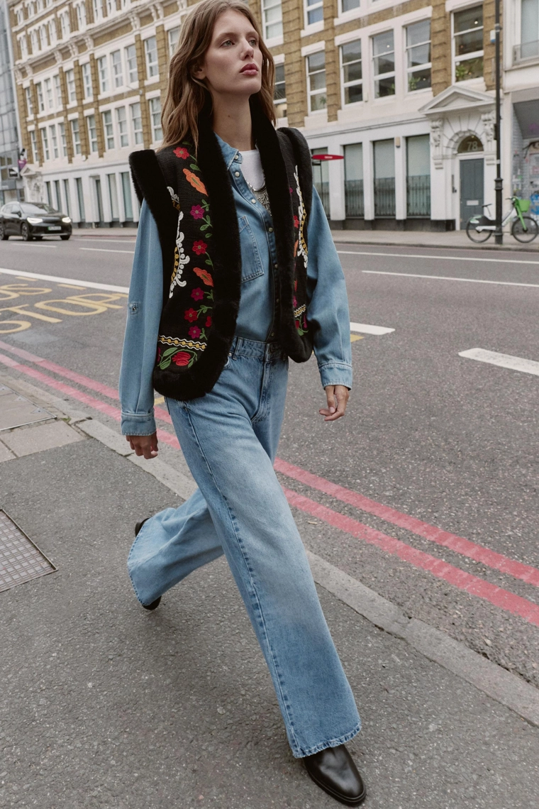 Жилет из искусственного меха с контрастными деталями и вышивкой