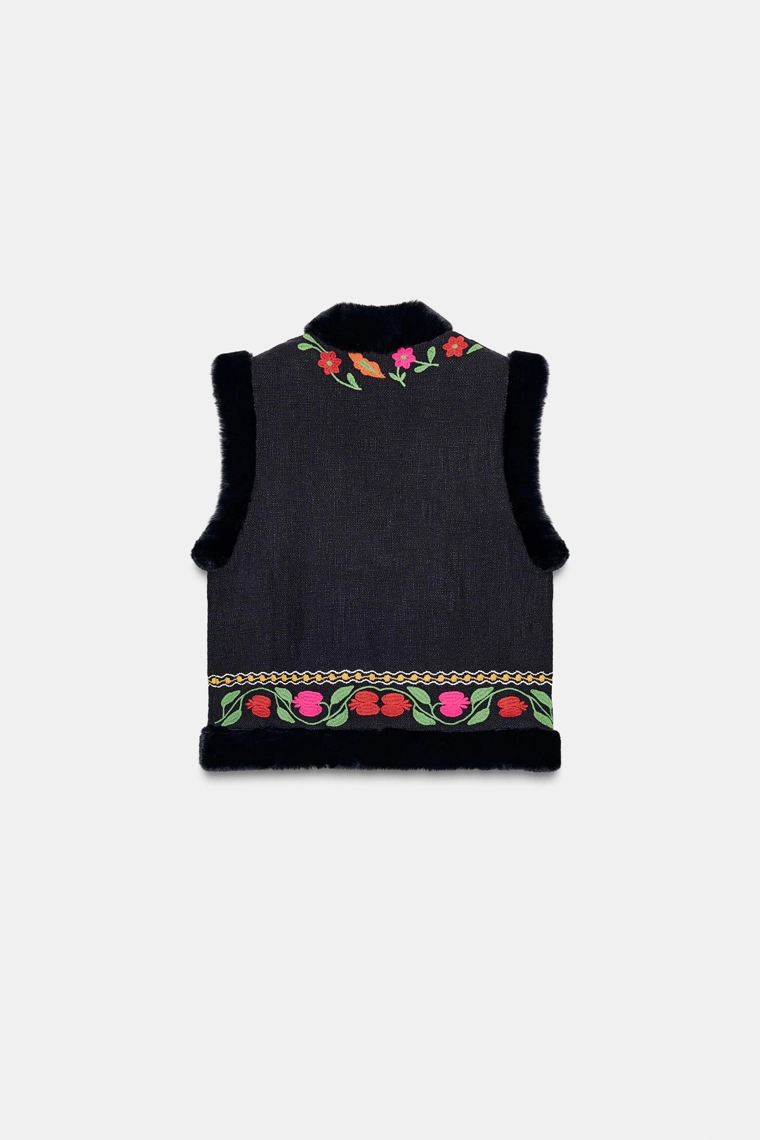 Жилет из искусственного меха с контрастными деталями и вышивкой