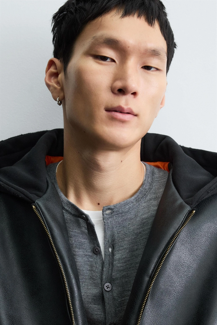 Куртка из искусственной кожи с контрастным капюшоном