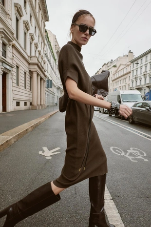 Трикотажное платье с поясом- Заказать в России