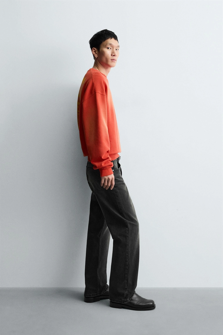 Свитшот с нанесением текста в виде распыления