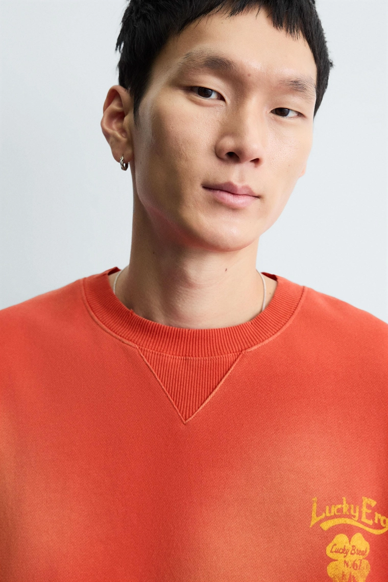 Свитшот с нанесением текста в виде распыления