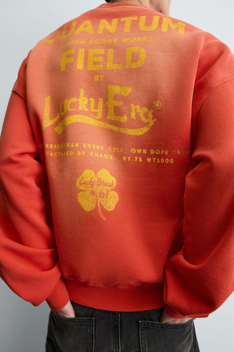 Свитшот с нанесением текста в виде распыления