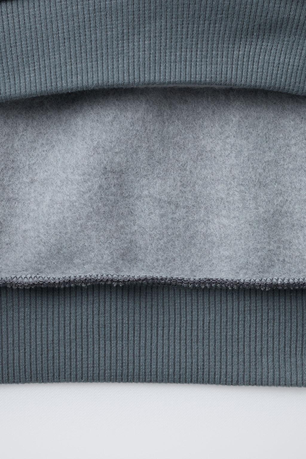 ТОЛСТОВКА С НАДПИСЬЮ И НАШИВКОЙ