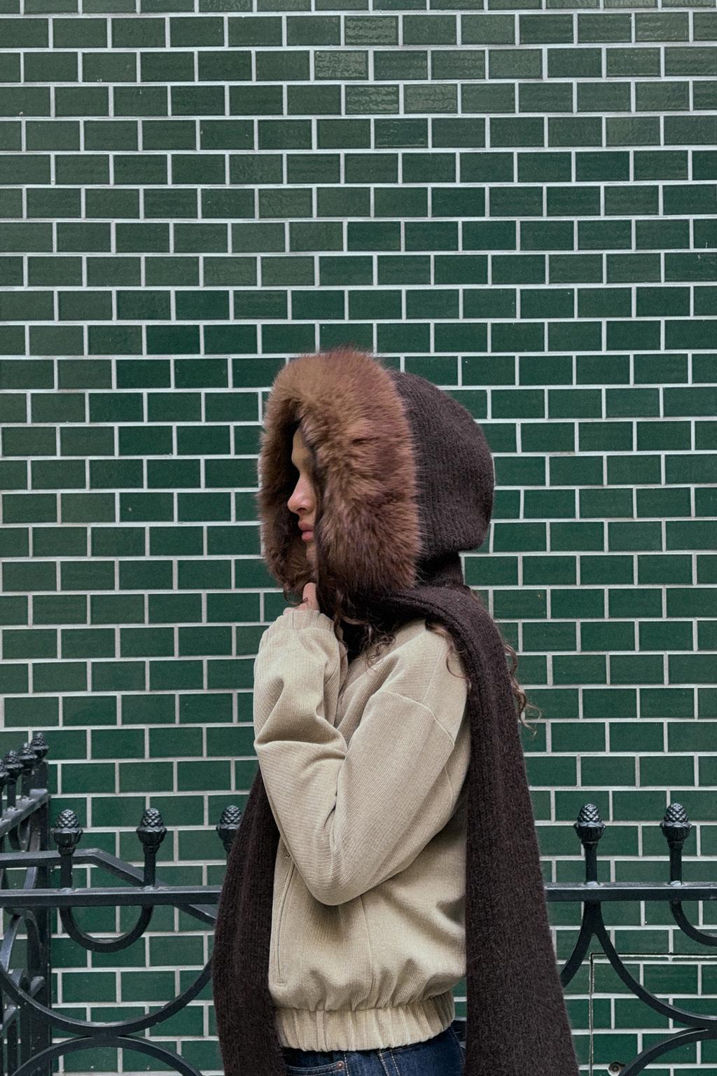 КАПЮШОН-ШАРФ ИЗ ИСКУССТВЕННОГО МЕХА