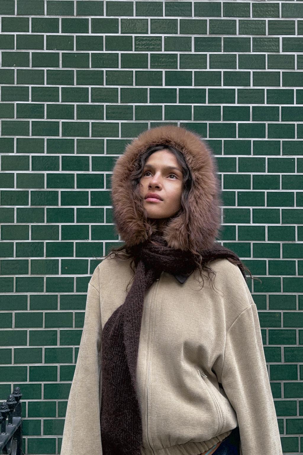 КАПЮШОН-ШАРФ ИЗ ИСКУССТВЕННОГО МЕХА