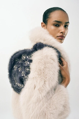 Мини-сумка с блестящей отделкой под мех- Заказать в России