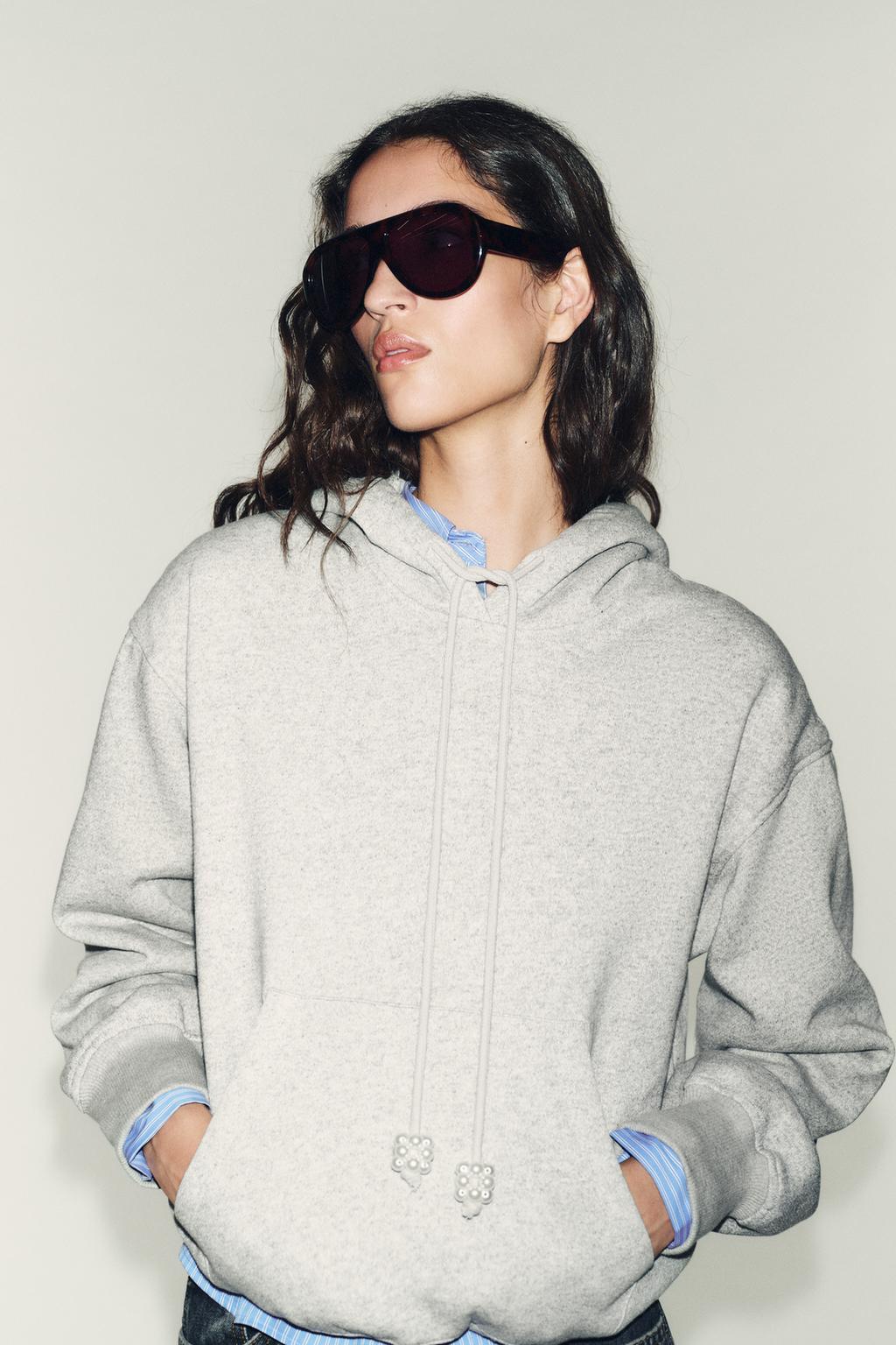 ХУДИ С КАПЮШОНОМ И ОБЪЕМНЫМ НИЗОМ