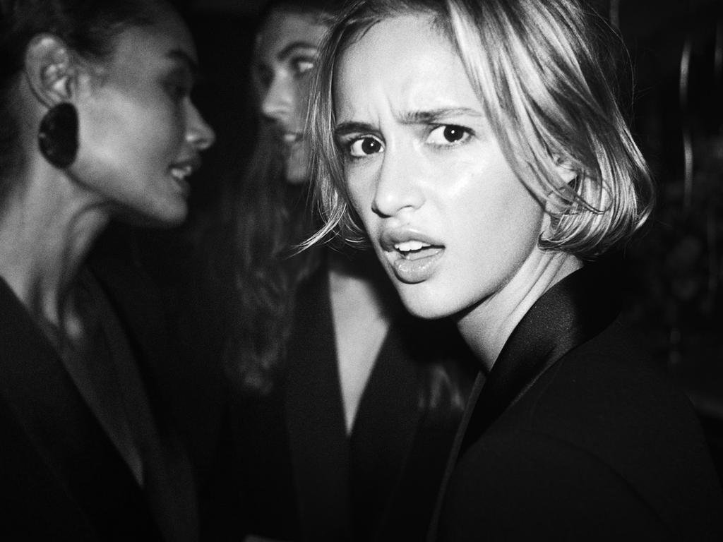 ПРИТАЛЕННЫЙ БЛЕЙЗЕР В СТИЛЕ СМОКИНГА