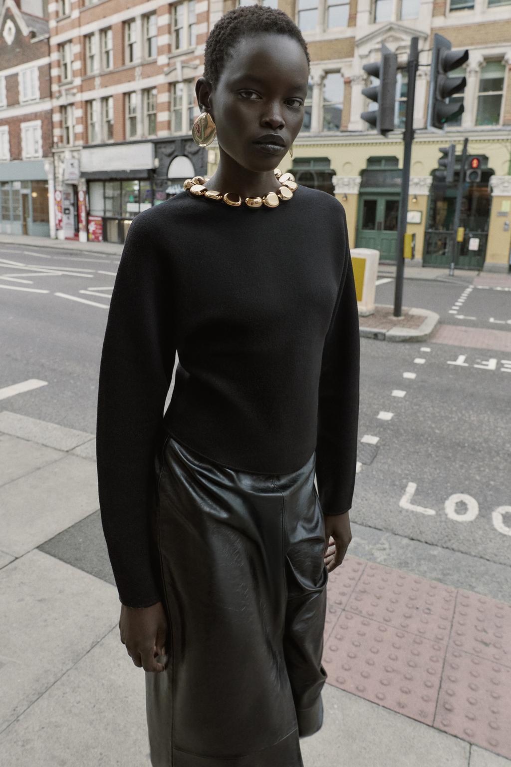 ДЖЕМПЕР ВЯЗАНЫЙ С БУСИНАМИ НА ВОРОТНИКЕ