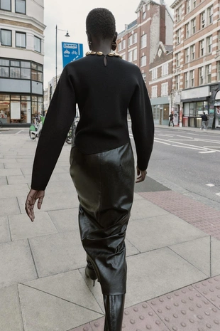 Джемпер вязаный с бусинами на воротнике- Заказать в России