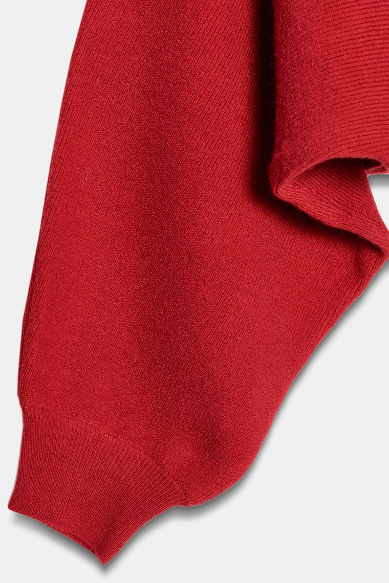 Джемпер из трикотажа с широкими рукавами