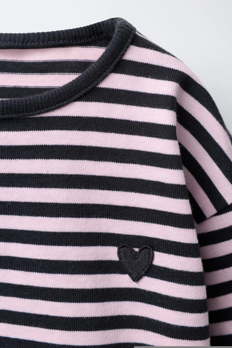 Футболка с тканевой полоской и вышитым сердцем