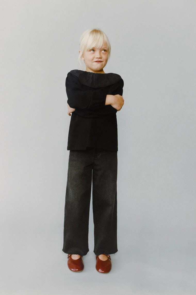 Футболка с воротником питер пэн и вышивкой