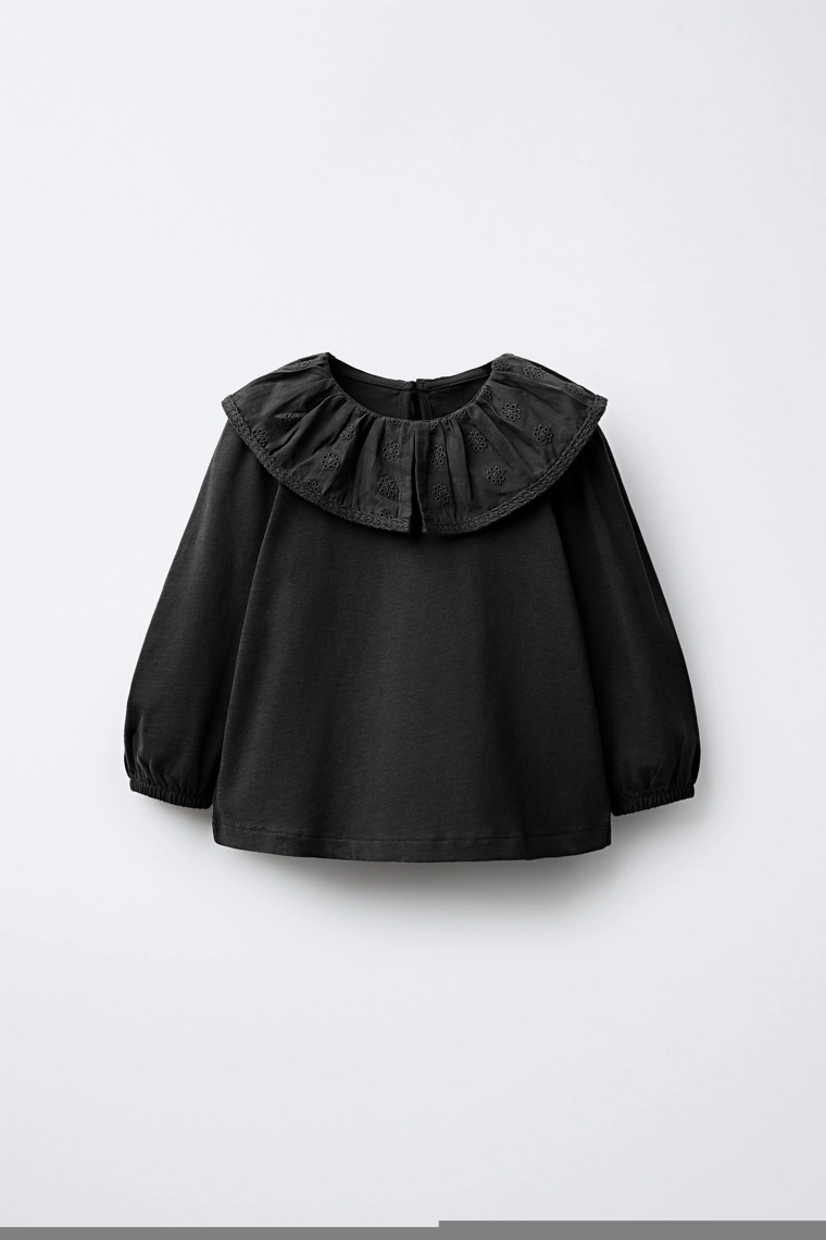 Футболка с воротником питер пэн и вышивкой