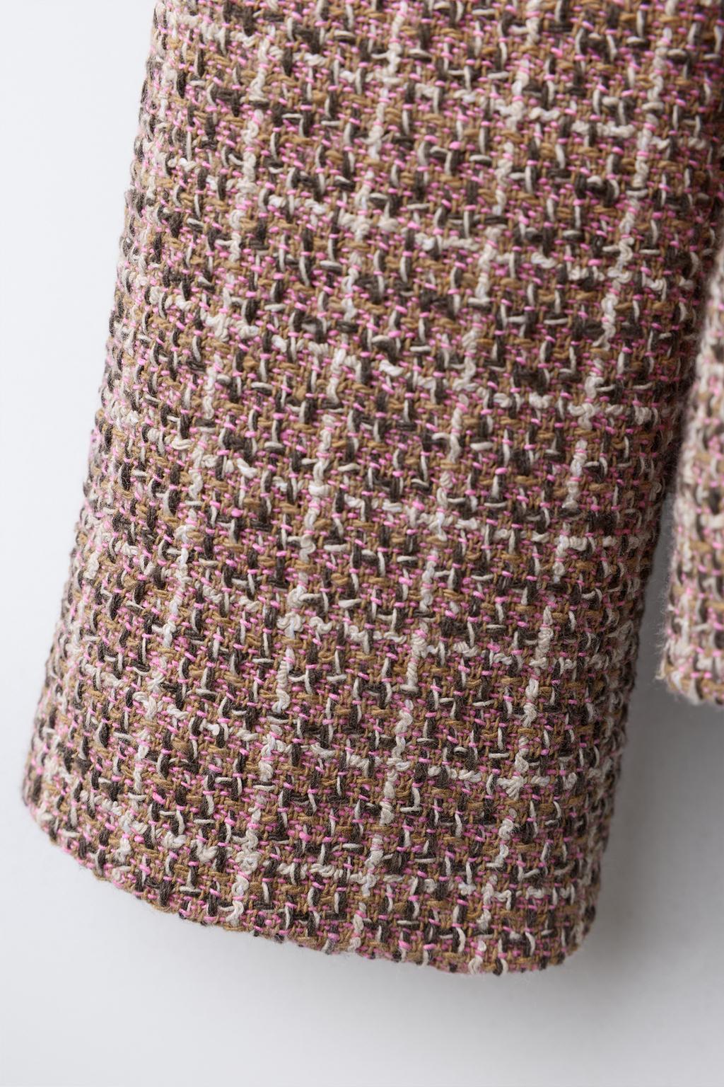 КУРТКА ИЗ РЕЛЬЕФНОЙ ТКАНИ В КЛЕТКУ С БАРХАТНЫМИ БАНТАМИ