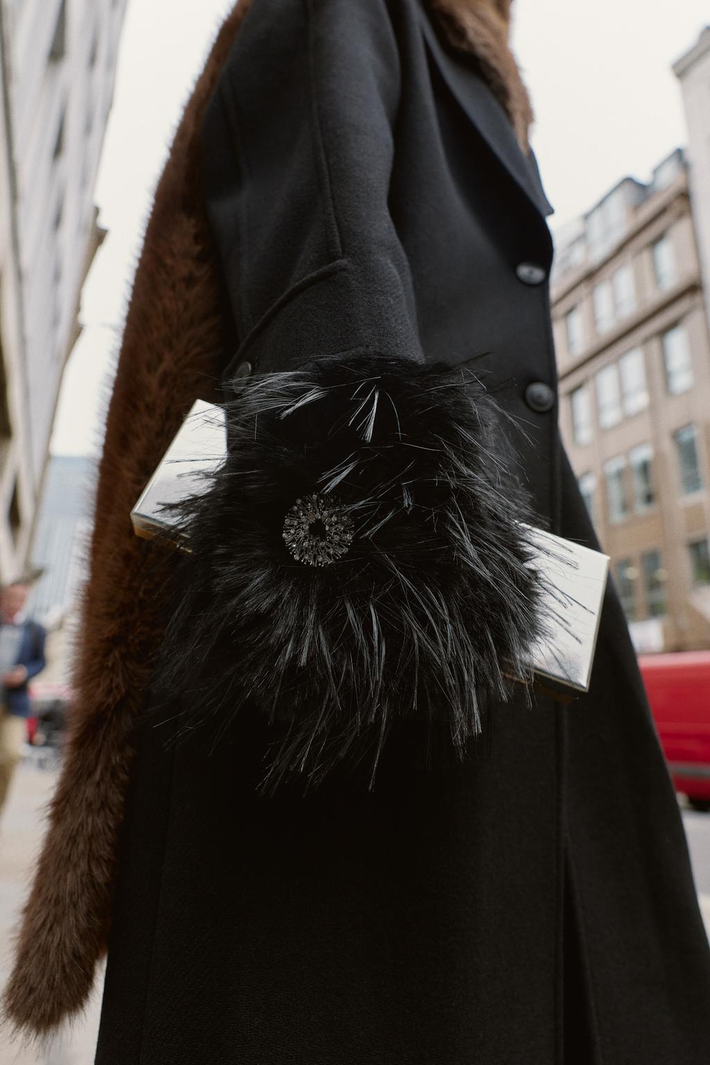 МИТЕНКИ ИЗ ИСКУССТВЕННОГО МЕХА С ДЕКОРАТИВНЫМИ КАМНЯМИ