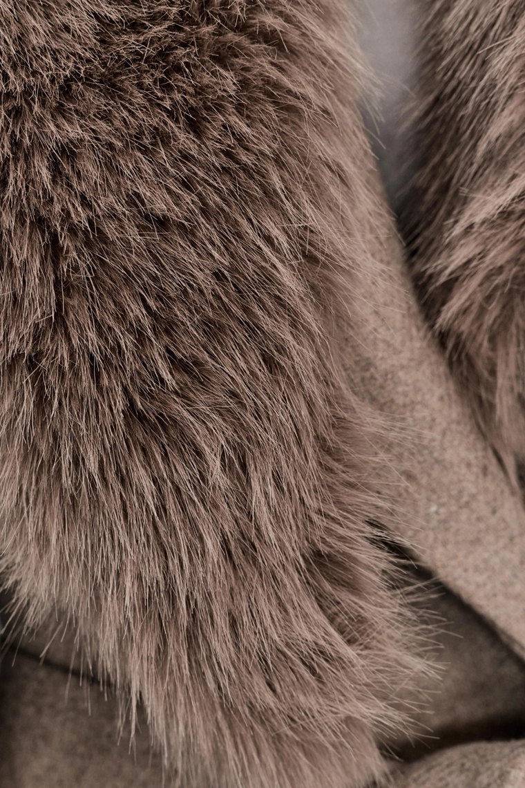 Пальто из шерсти с лацканами и поясом из искусственного меха