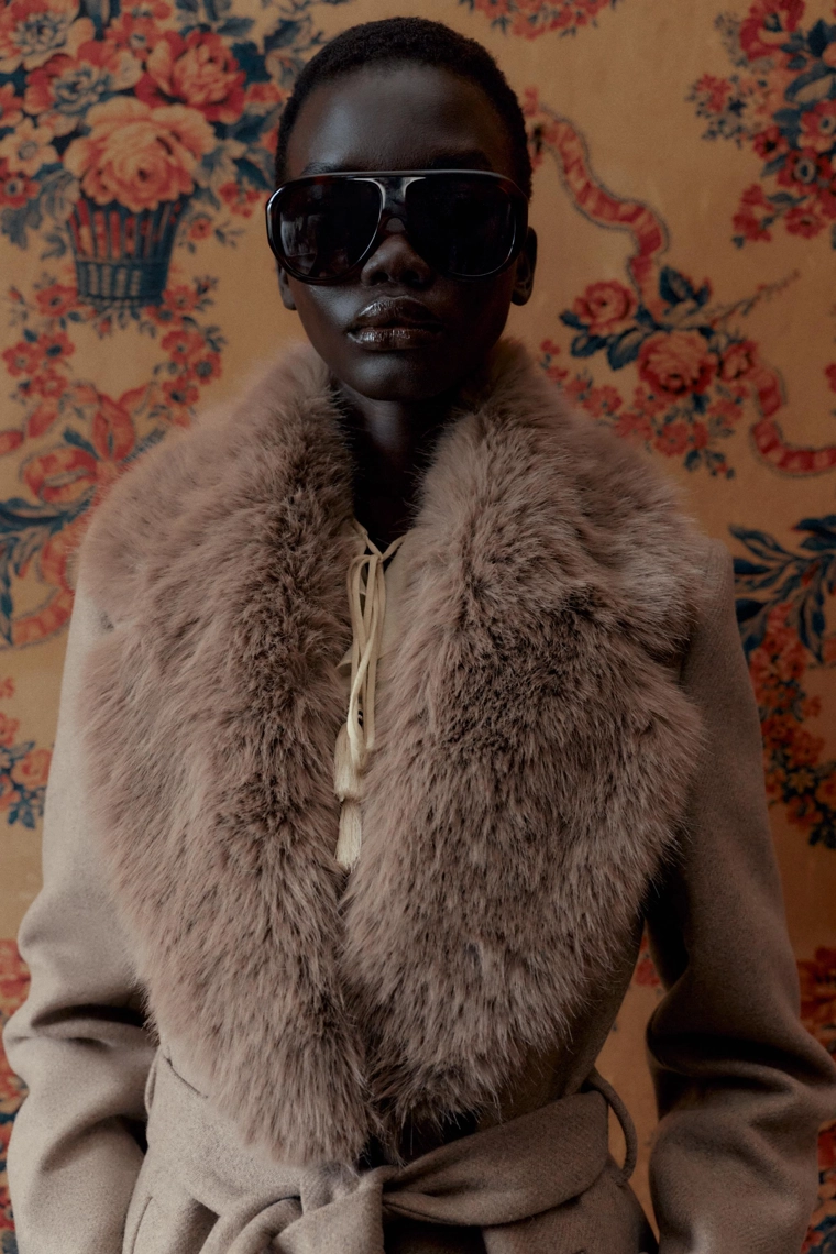 Пальто из шерсти с лацканами и поясом из искусственного меха