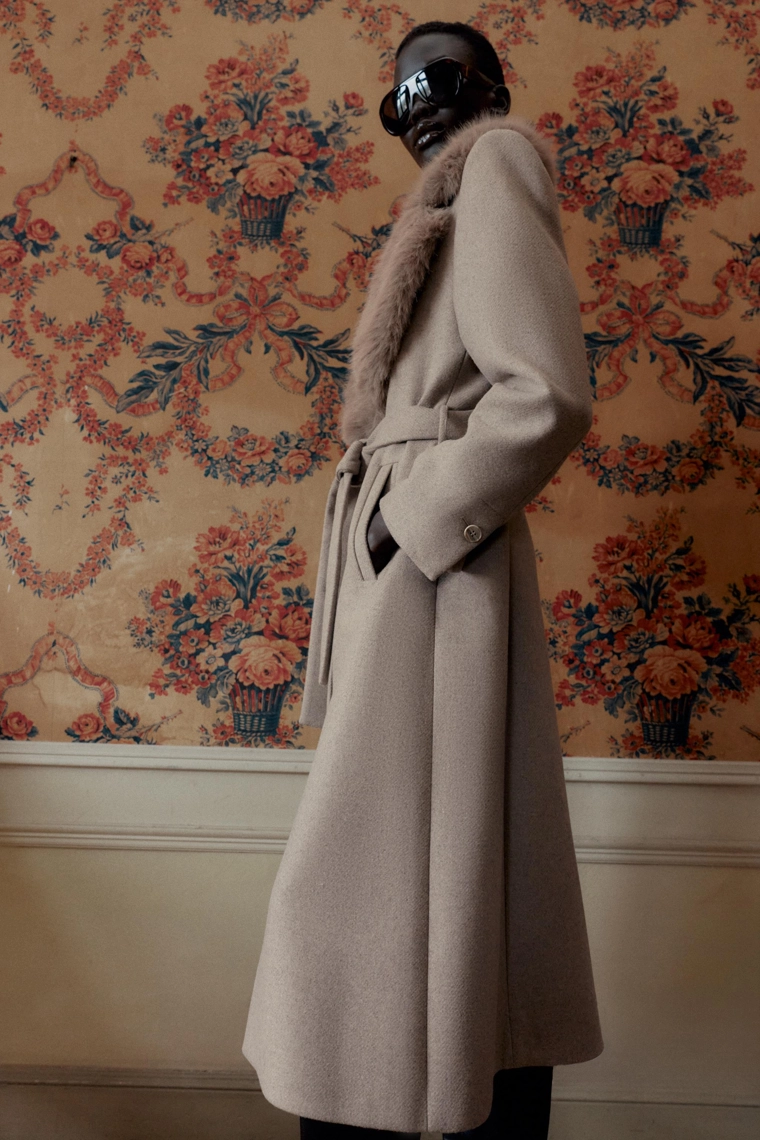 Пальто из шерсти с лацканами и поясом из искусственного меха