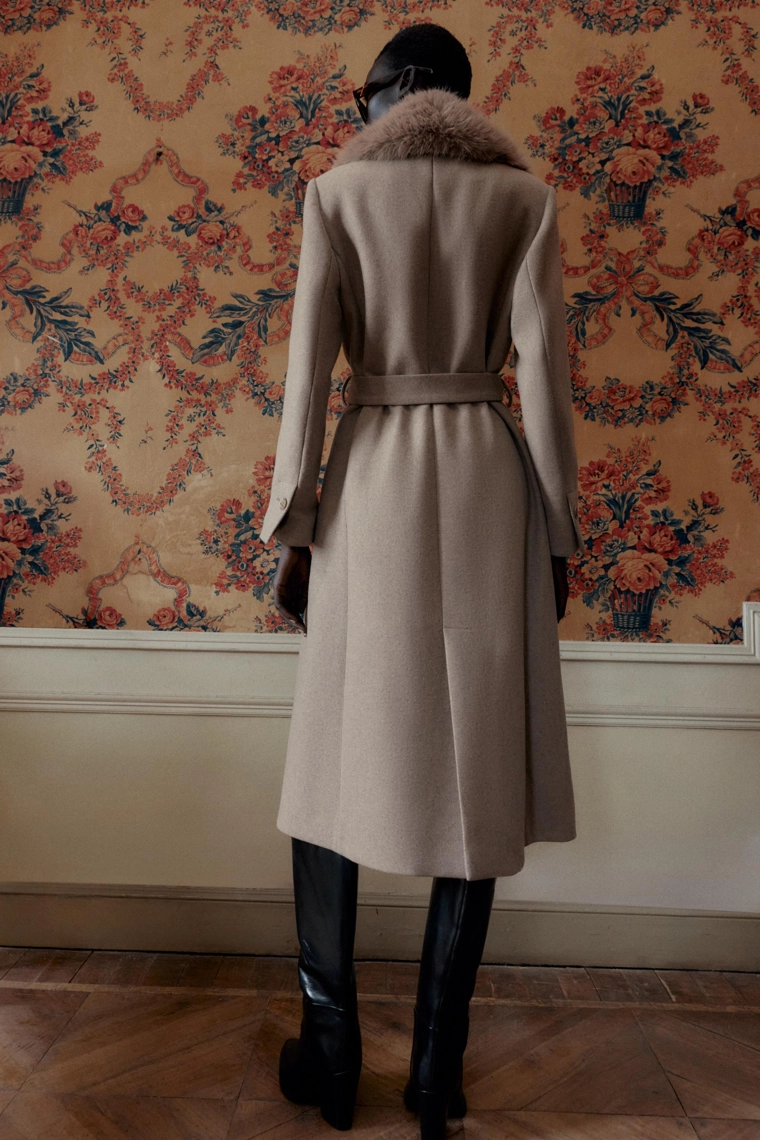 Пальто из шерсти с лацканами и поясом из искусственного меха