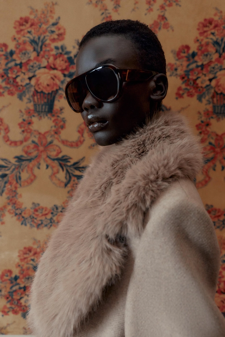 Пальто из шерсти с лацканами и поясом из искусственного меха