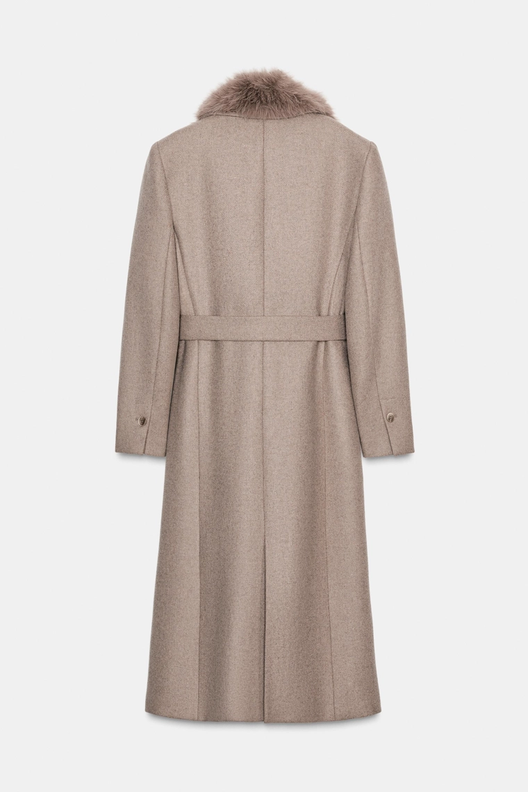 Пальто из шерсти с лацканами и поясом из искусственного меха