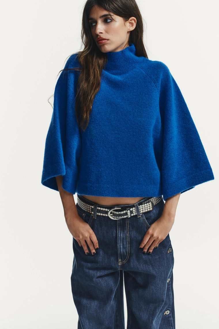 Свитер из вязаного полотна с широкими рукавами