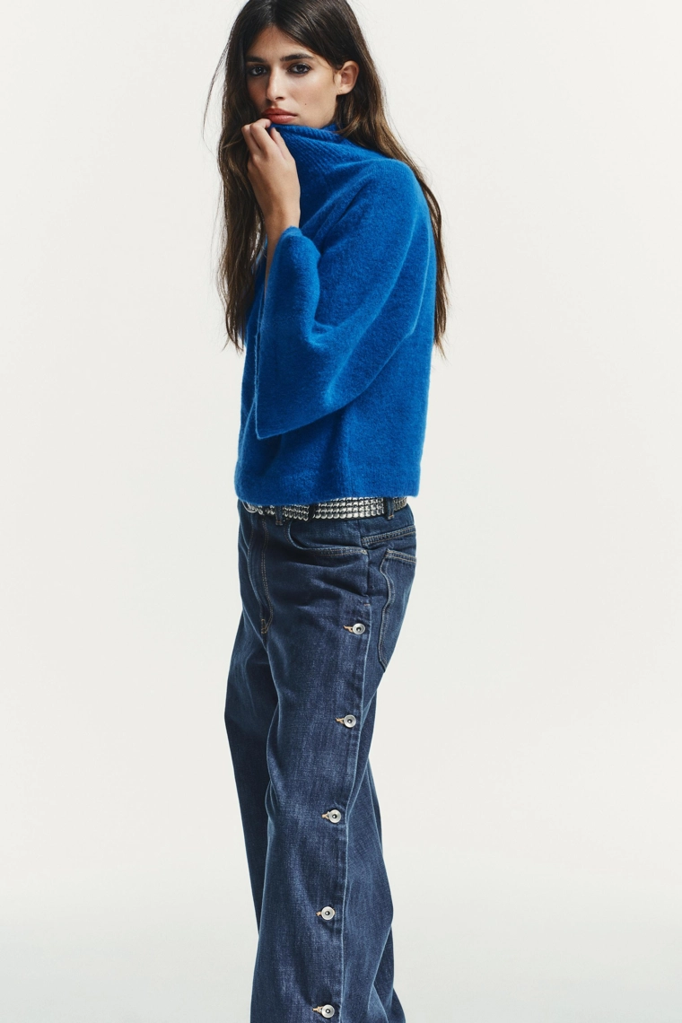 Свитер из вязаного полотна с широкими рукавами