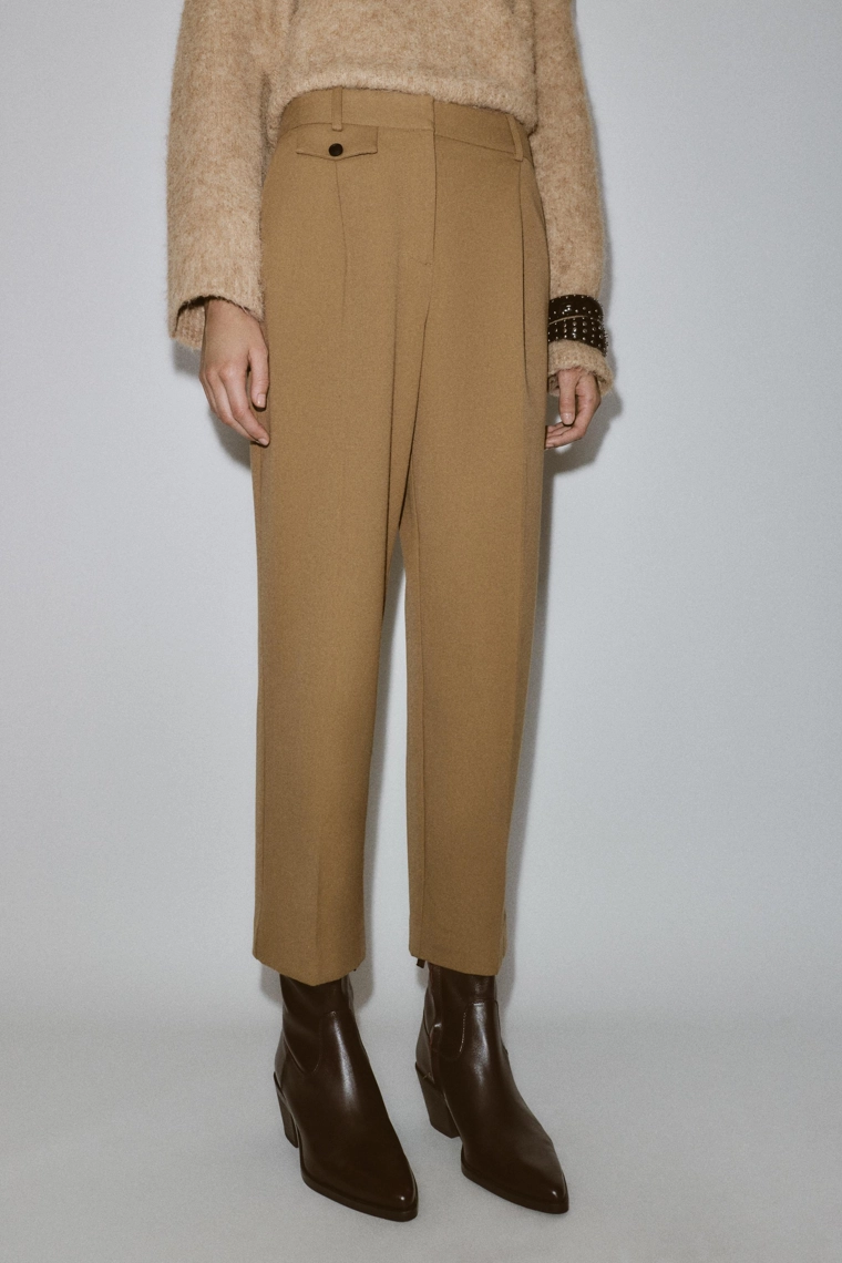 Прямые брюки с линиями вытачек