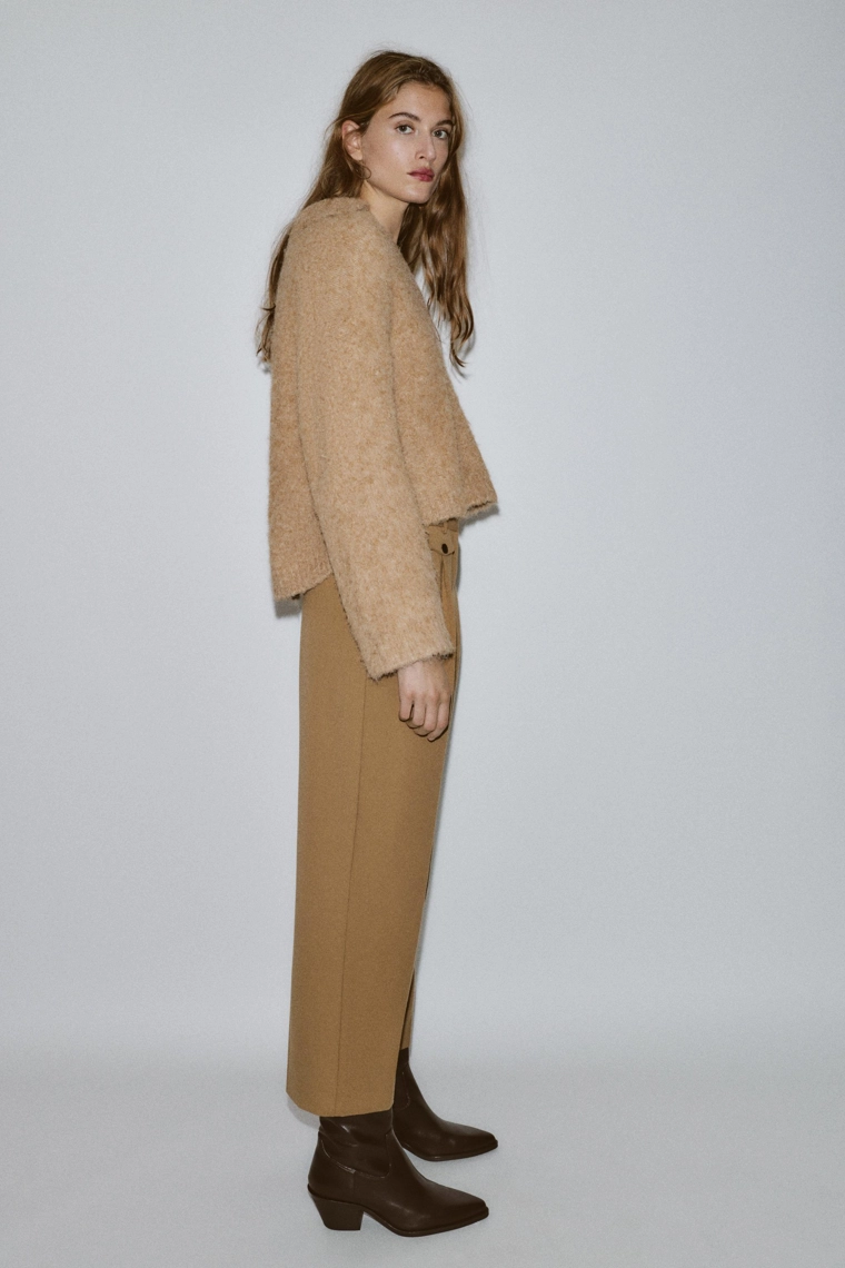 Прямые брюки с линиями вытачек