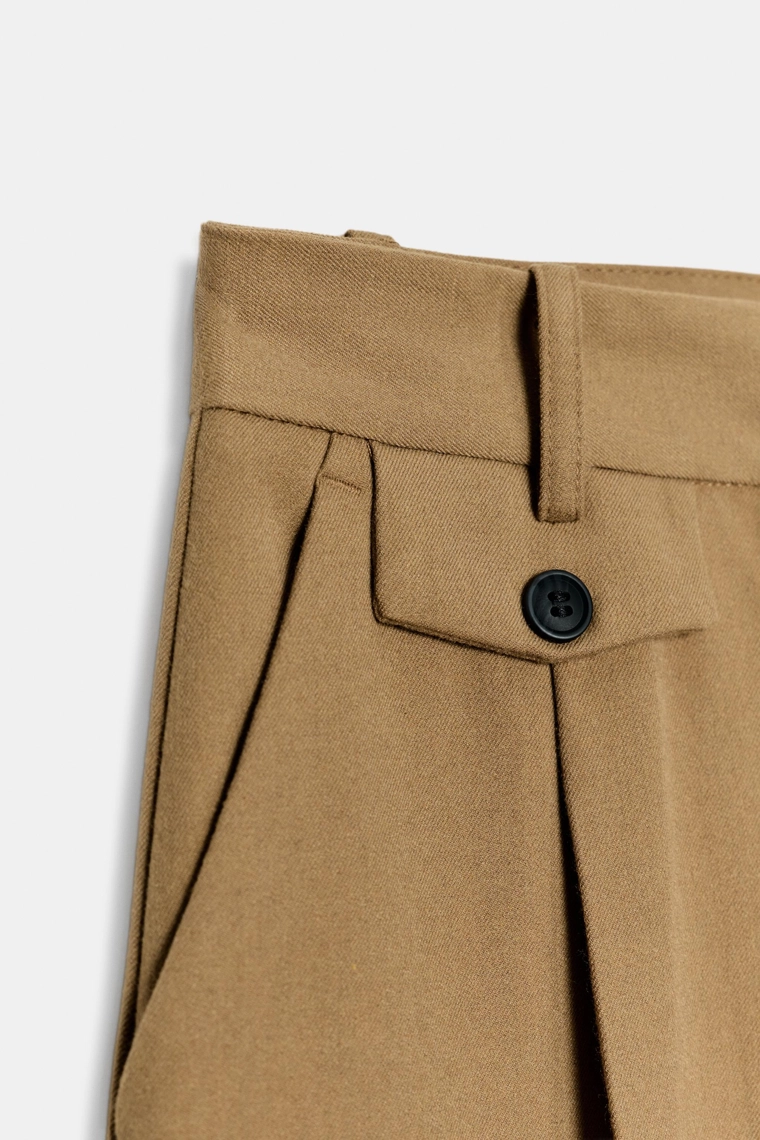 Прямые брюки с линиями вытачек