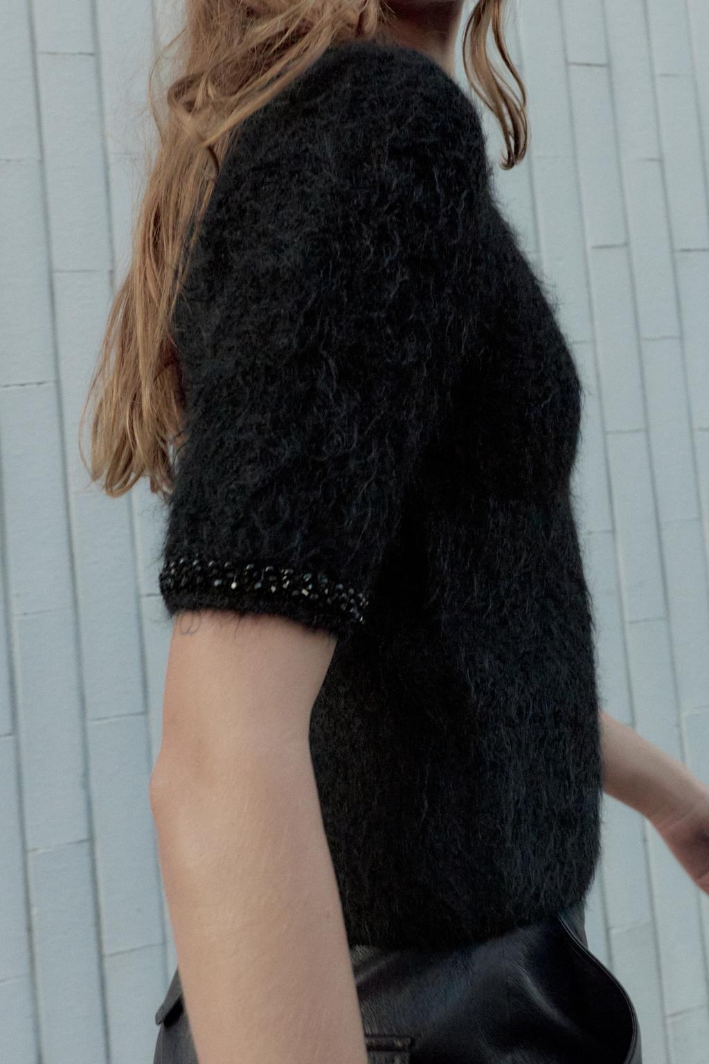 ТРИКОТАЖНЫЙ ТОП СО СТРАЗАМИ