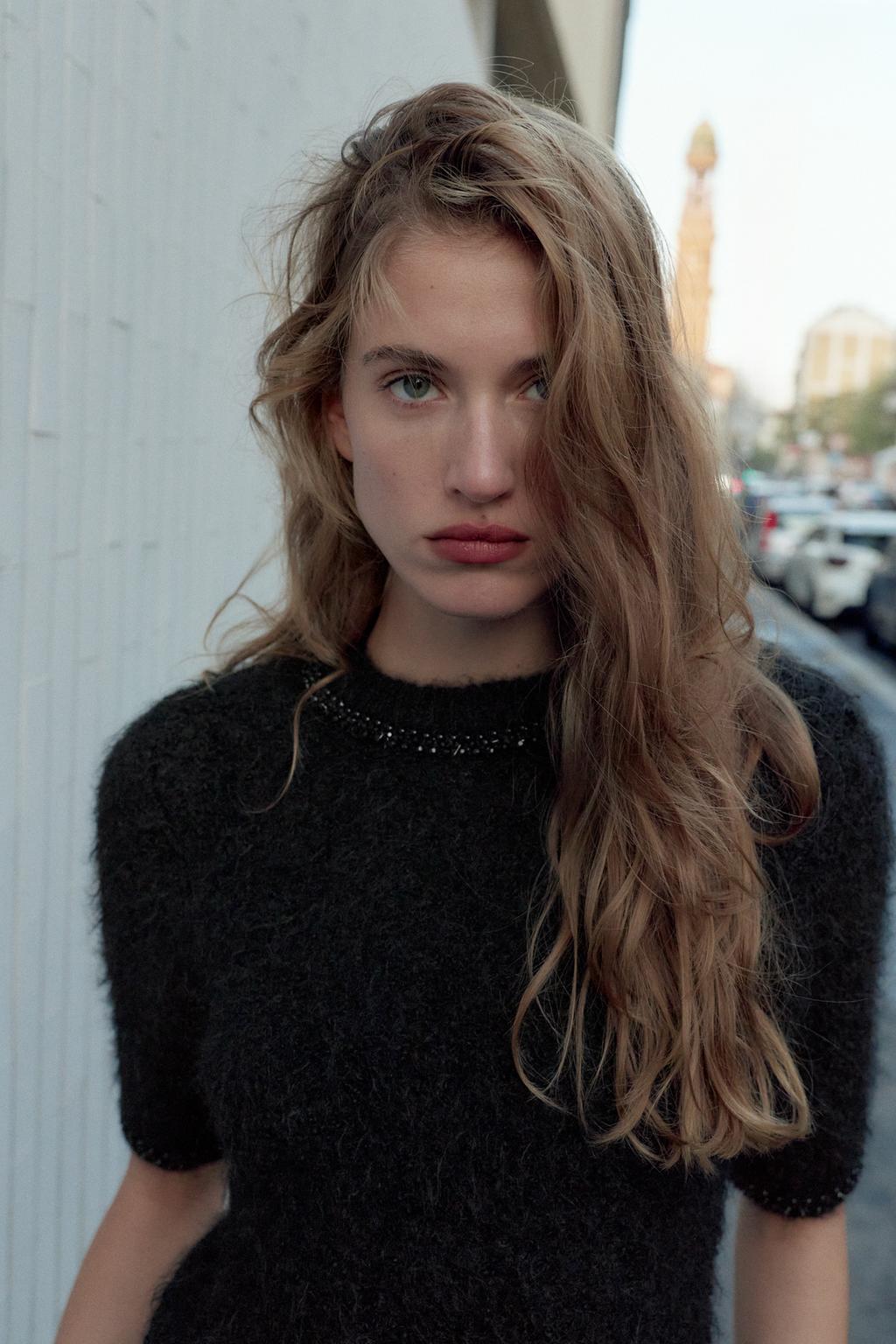 ТРИКОТАЖНЫЙ ТОП СО СТРАЗАМИ