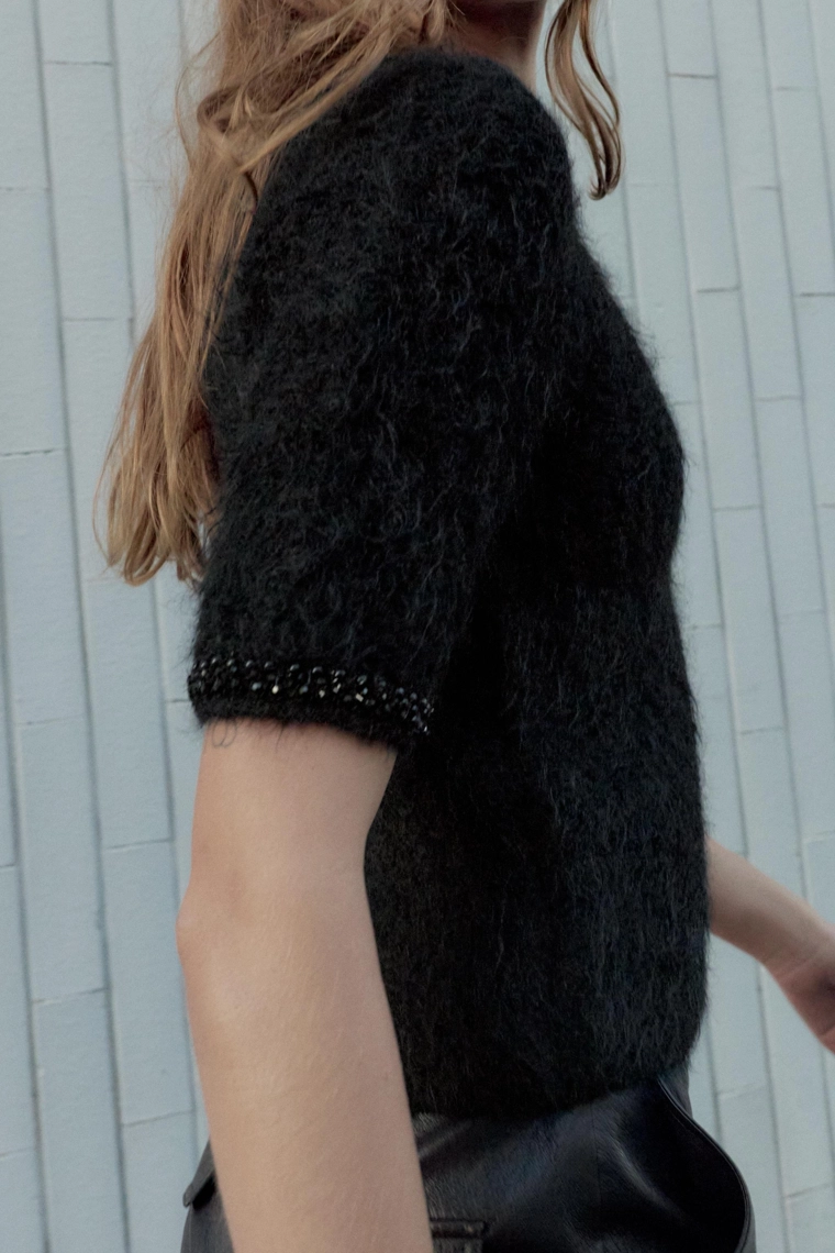 Пуловер с коротким рукавом и жемчужными бусинами