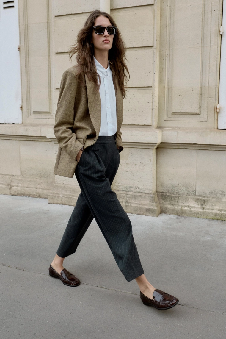 Прямые брюки в полоску с линиями вытачек