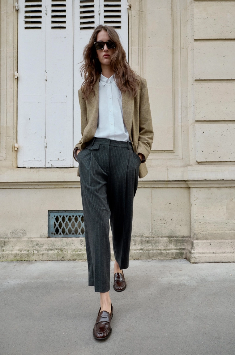 Прямые брюки в полоску с линиями вытачек