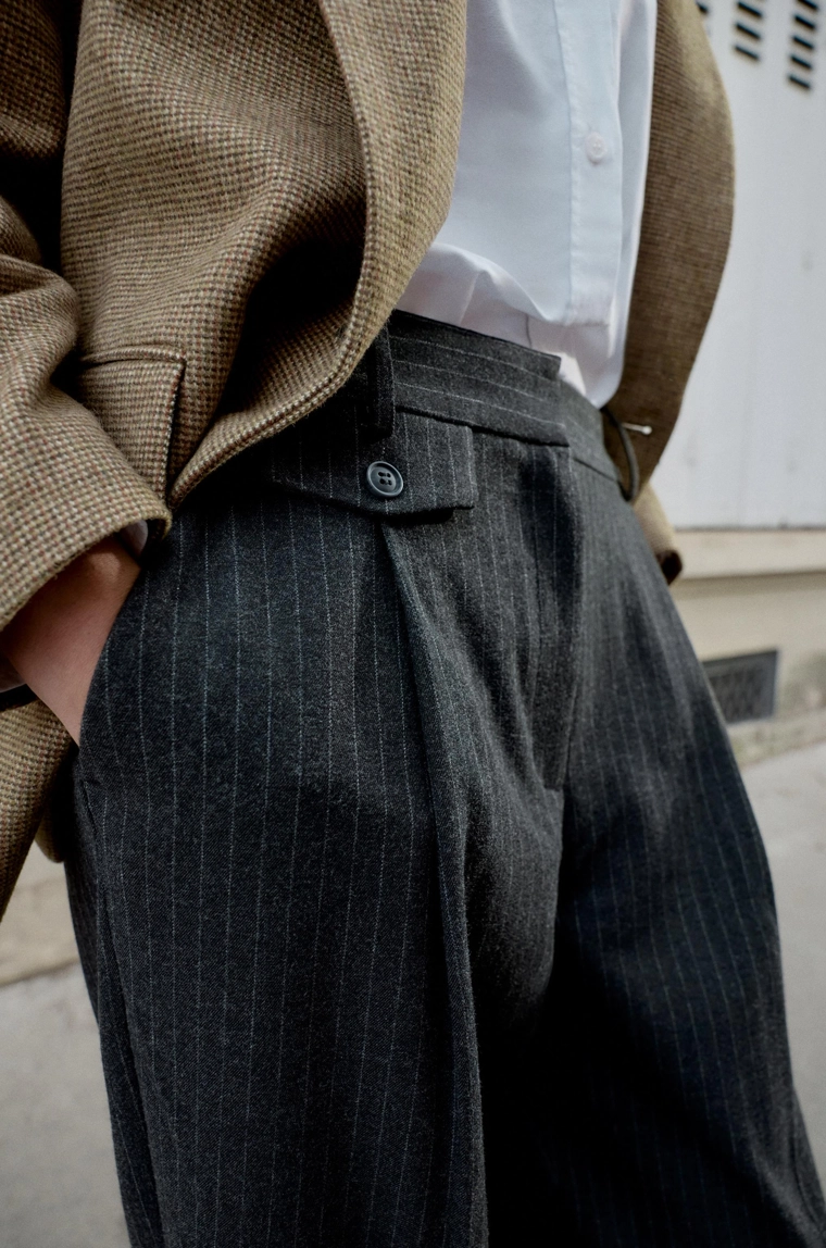 Прямые брюки в полоску с линиями вытачек