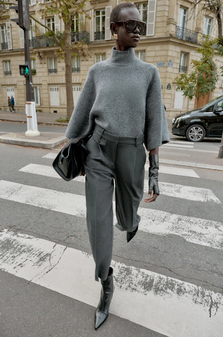 Прямые брюки с линиями вытачек